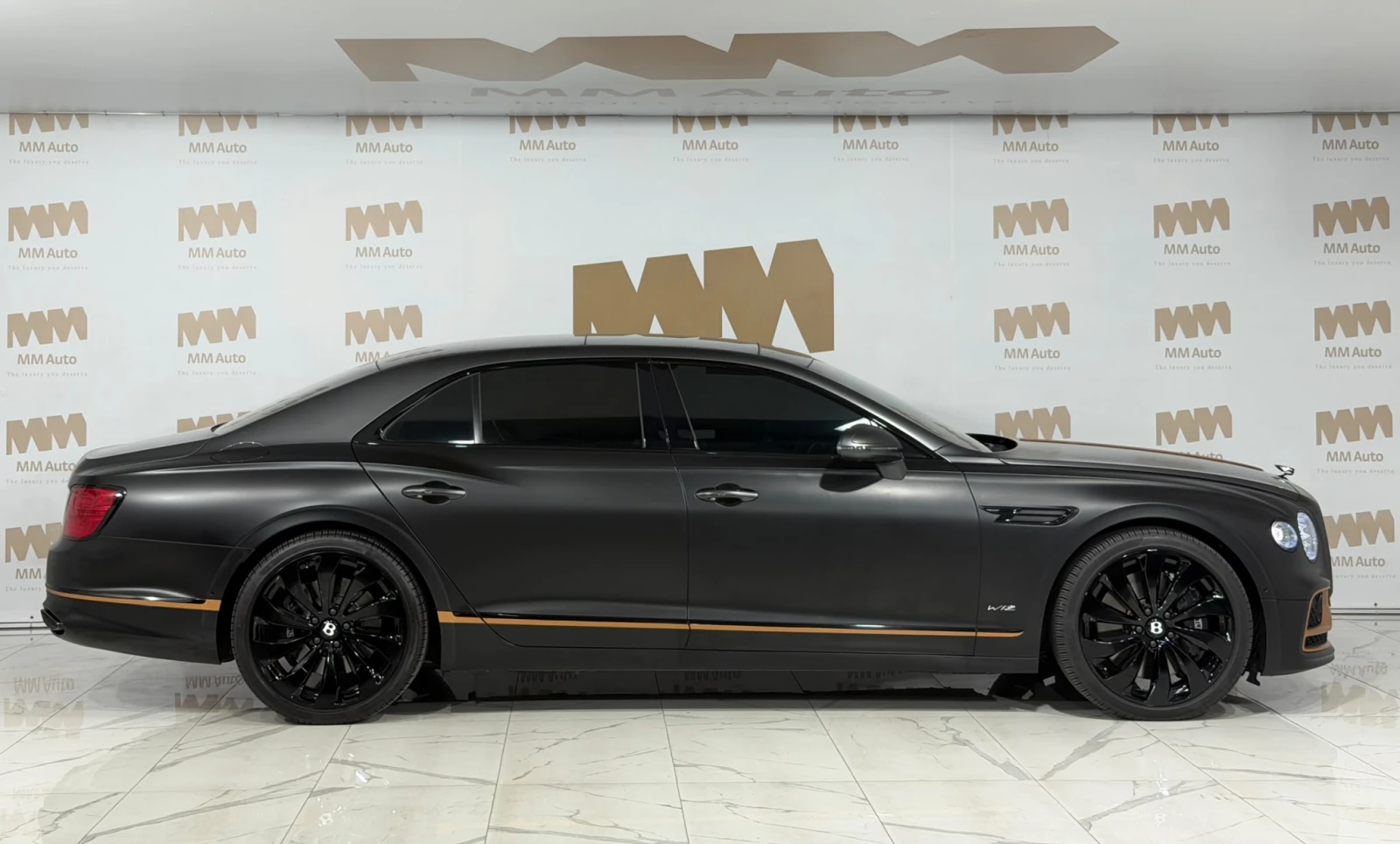 Bentley Flying Spur W12* Pano* Naim* Massage* Ventilation* HuD, снимка 2 - Автомобили и джипове - 56287859