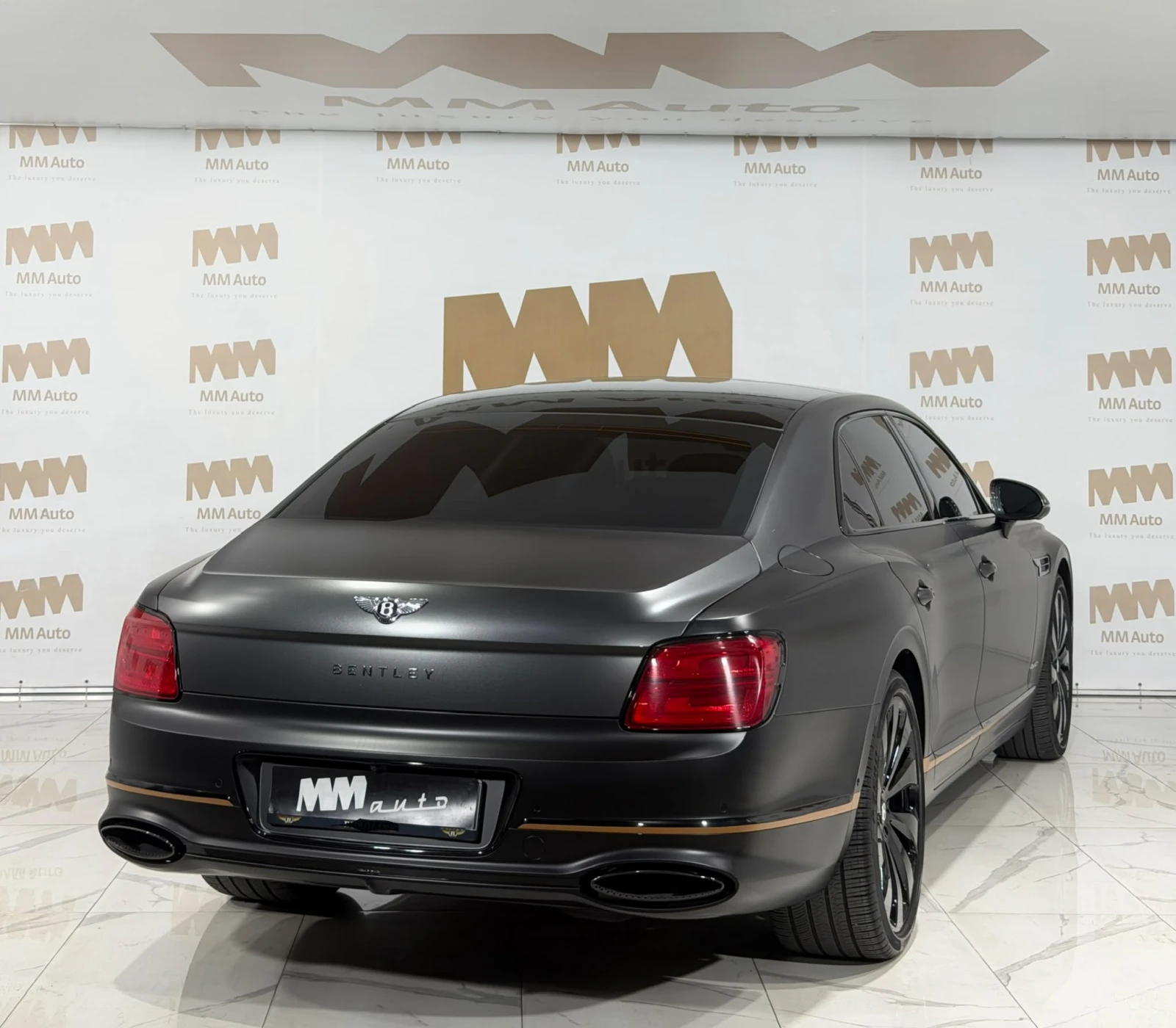 Bentley Flying Spur W12* Pano* Naim* Massage* Ventilation* HuD, снимка 3 - Автомобили и джипове - 56287859