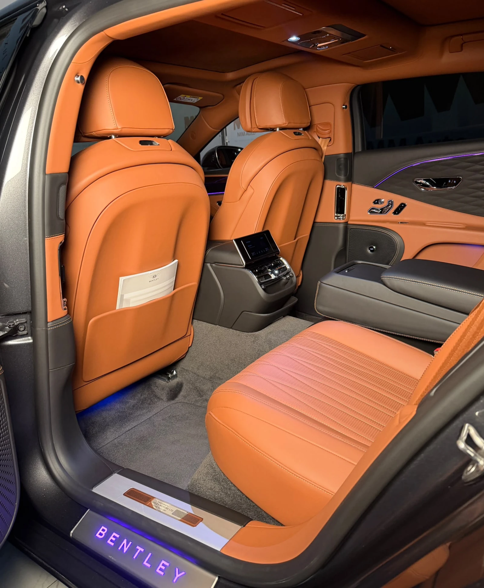 Bentley Flying Spur W12* Pano* Naim* Massage* Ventilation* HuD, снимка 11 - Автомобили и джипове - 56287859
