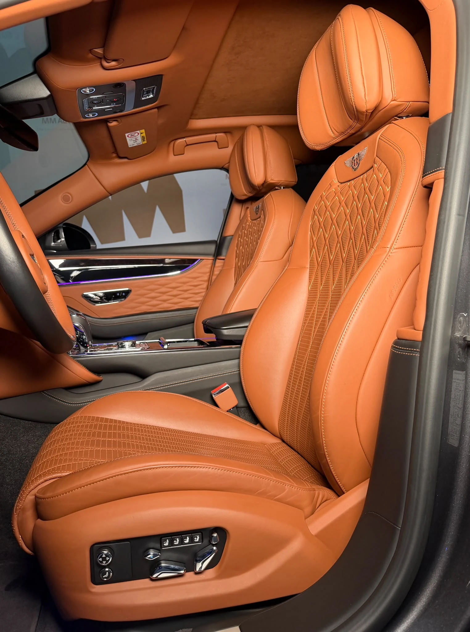 Bentley Flying Spur W12* Pano* Naim* Massage* Ventilation* HuD, снимка 8 - Автомобили и джипове - 56287859