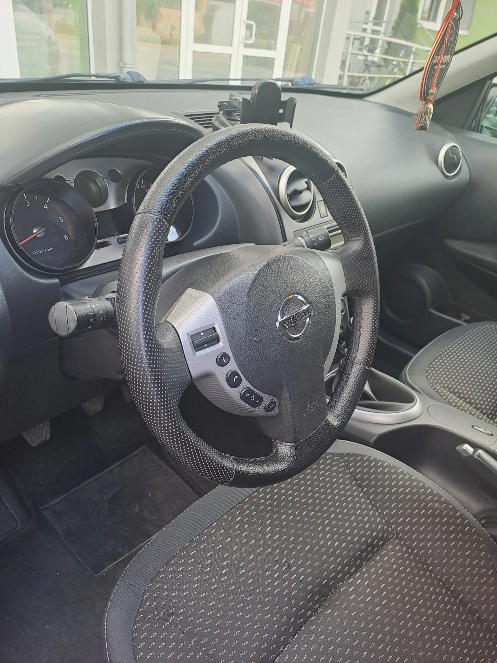Nissan Qashqai, снимка 6 - Автомобили и джипове - 54904360