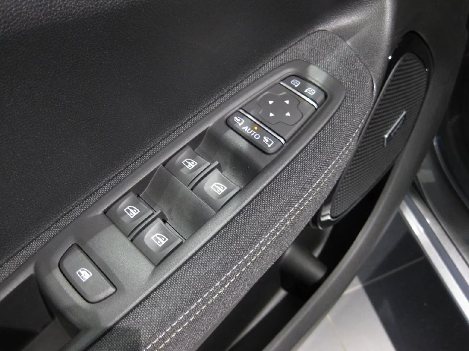 Renault Zoe E-Tech Iconic 52kWh CCS - изображение 10