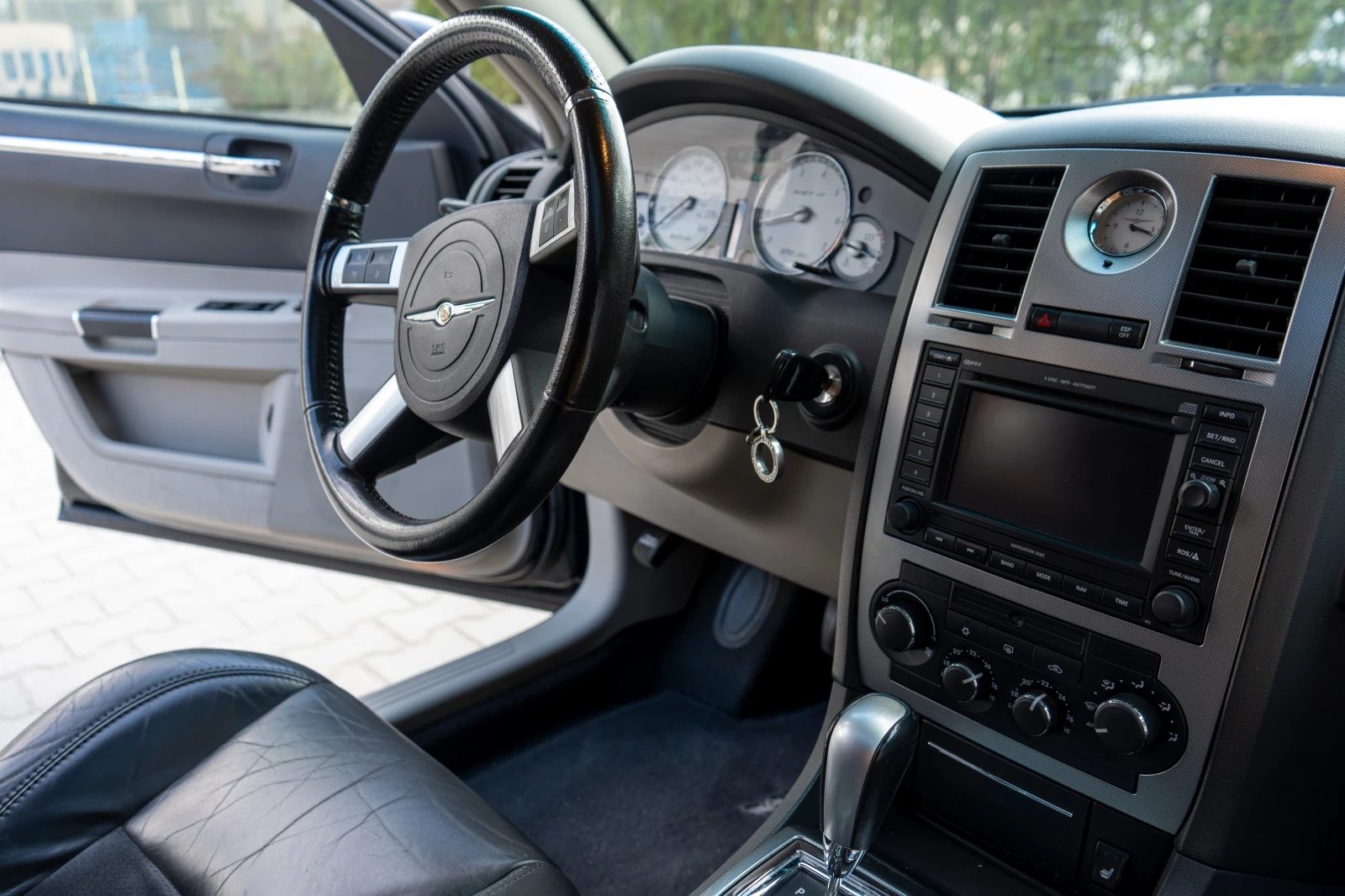 Chrysler 300c 6.1 HEMI SRT, снимка 10 - Автомобили и джипове - 54165388