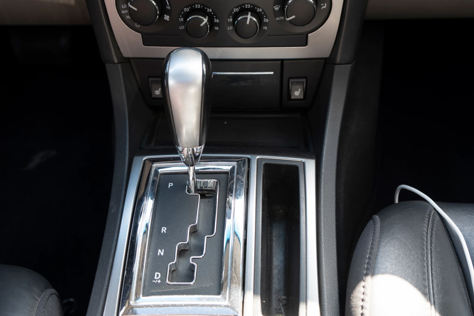 Chrysler 300c 6.1 HEMI SRT, снимка 13 - Автомобили и джипове - 54165388