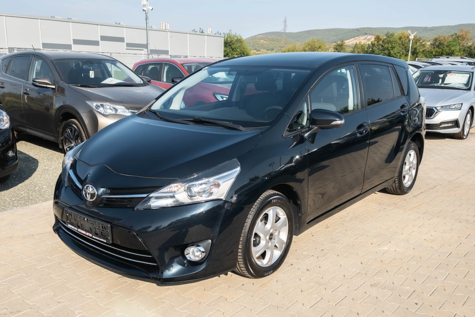 Toyota Verso 2.0* D-4D* Камера* Нави* Панорама, снимка 2 - Автомобили и джипове - 56016181