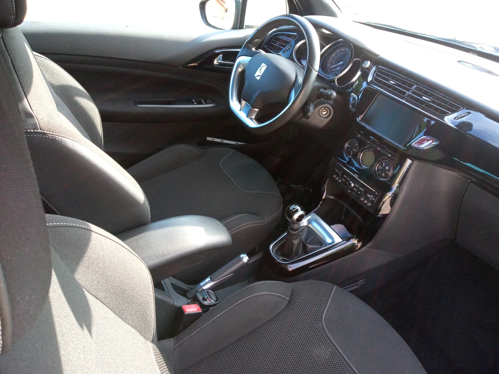 Citroen DS3 1.6HDI 92 SHINE, снимка 11 - Автомобили и джипове - 56434794