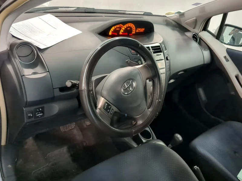 Toyota Yaris 100 1.3 VVT-I, снимка 11 - Автомобили и джипове - 47312649