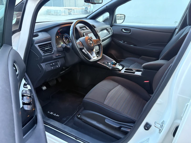 Nissan Leaf  40kW НОВА! 17х км Full Extras, снимка 13 - Автомобили и джипове - 52901454