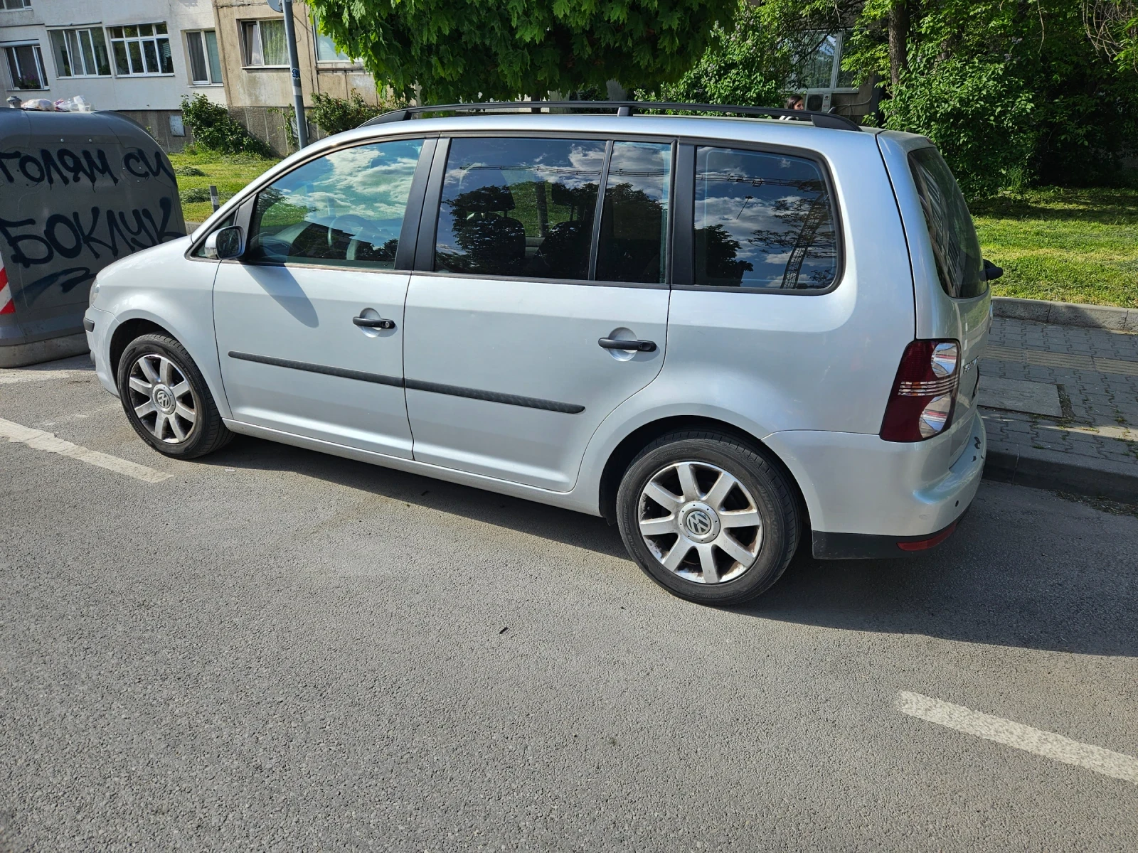 VW Touran 1.9 TDI, снимка 2 - Автомобили и джипове - 54382007