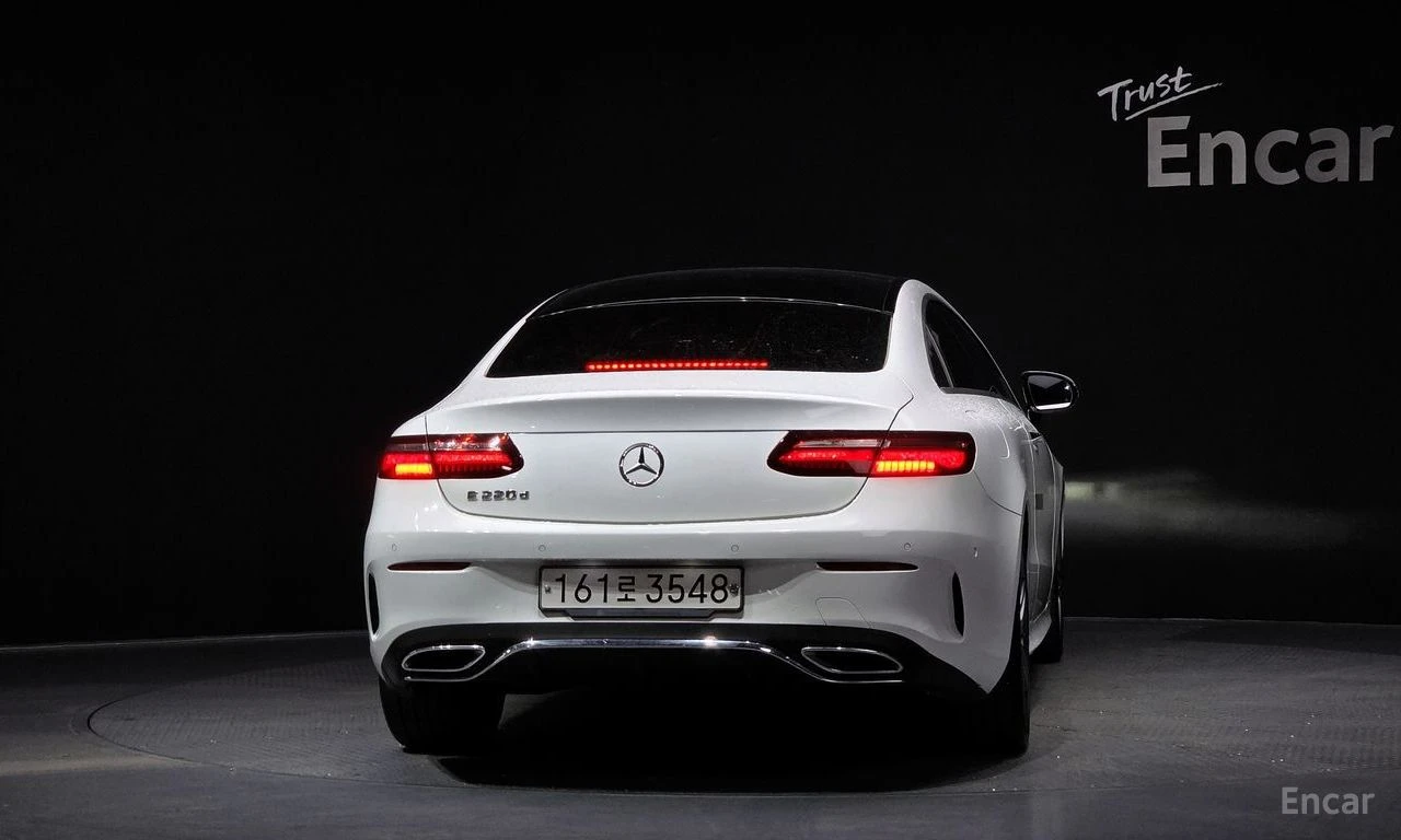 Mercedes-Benz E 220 d Coupe* AMG PACK* HEAD-UP* DIGITAL* PANORAMA* , снимка 4 - Автомобили и джипове - 54623290