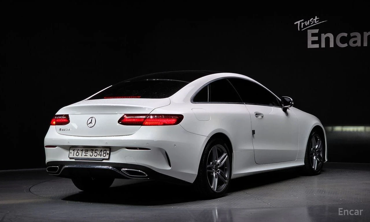 Mercedes-Benz E 220 d Coupe* AMG PACK* HEAD-UP* DIGITAL* PANORAMA* , снимка 3 - Автомобили и джипове - 54623290