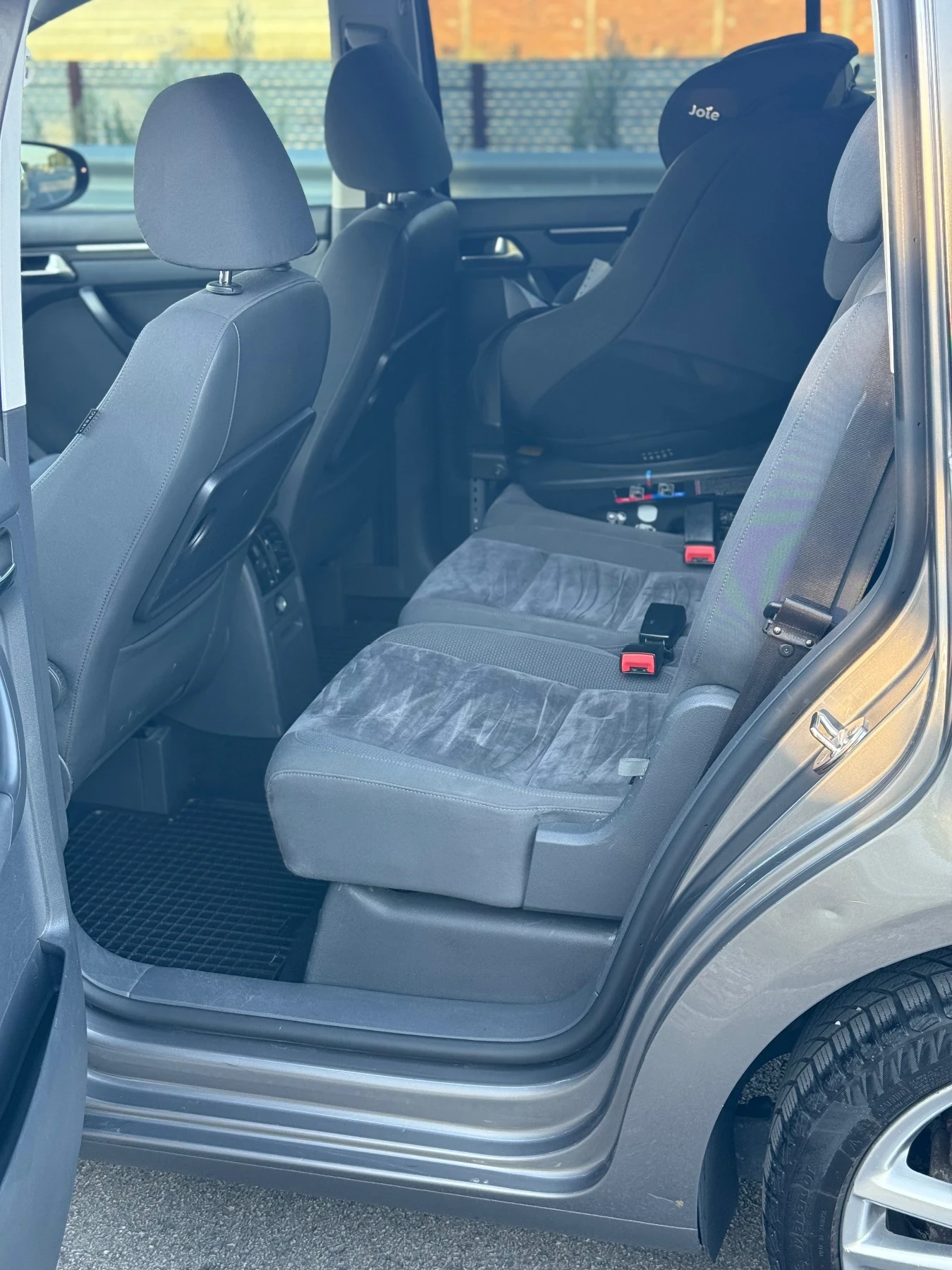 VW Touran 2.0 TDI, снимка 13 - Автомобили и джипове - 55667682