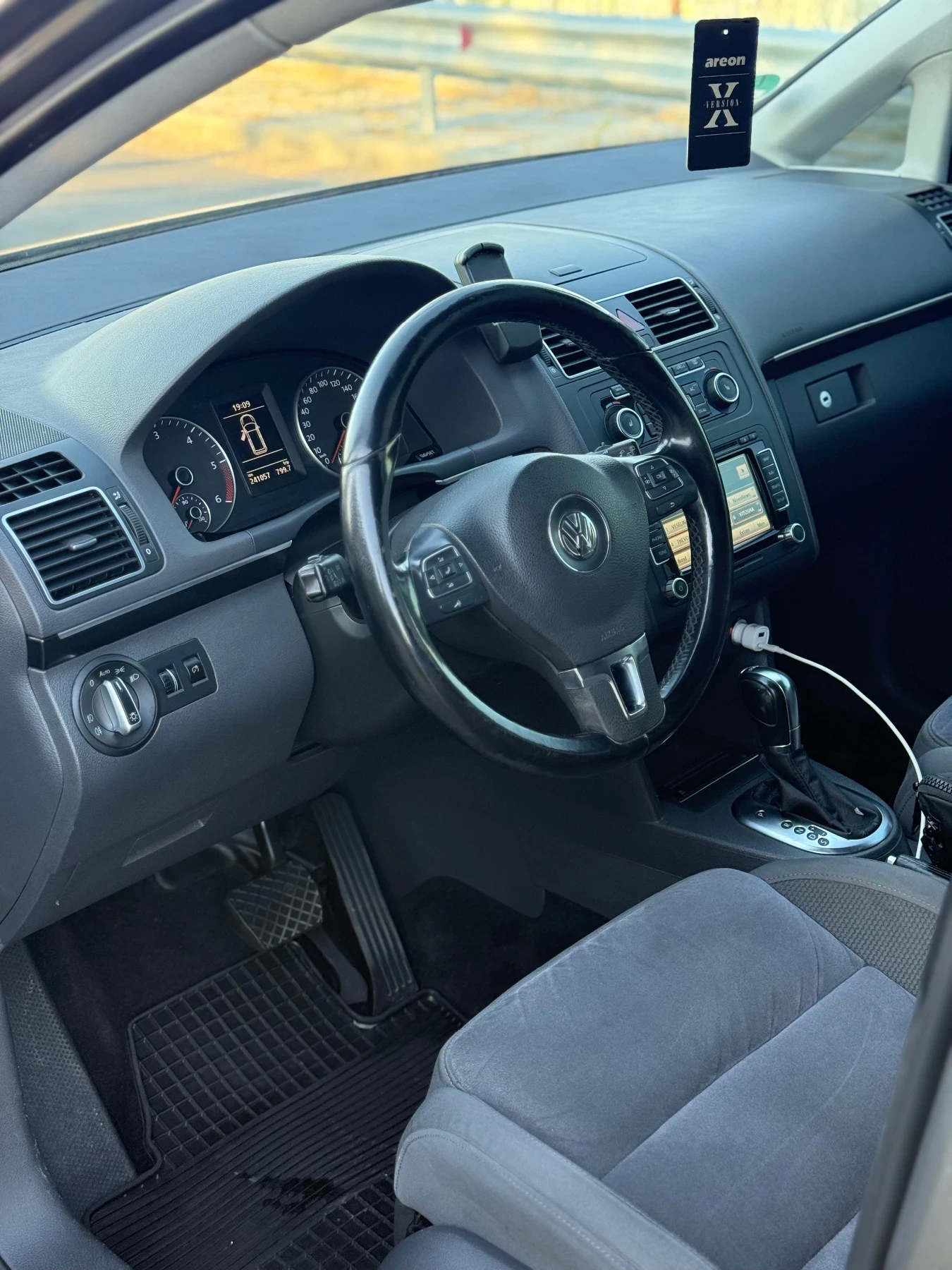 VW Touran 2.0 TDI, снимка 12 - Автомобили и джипове - 55667682