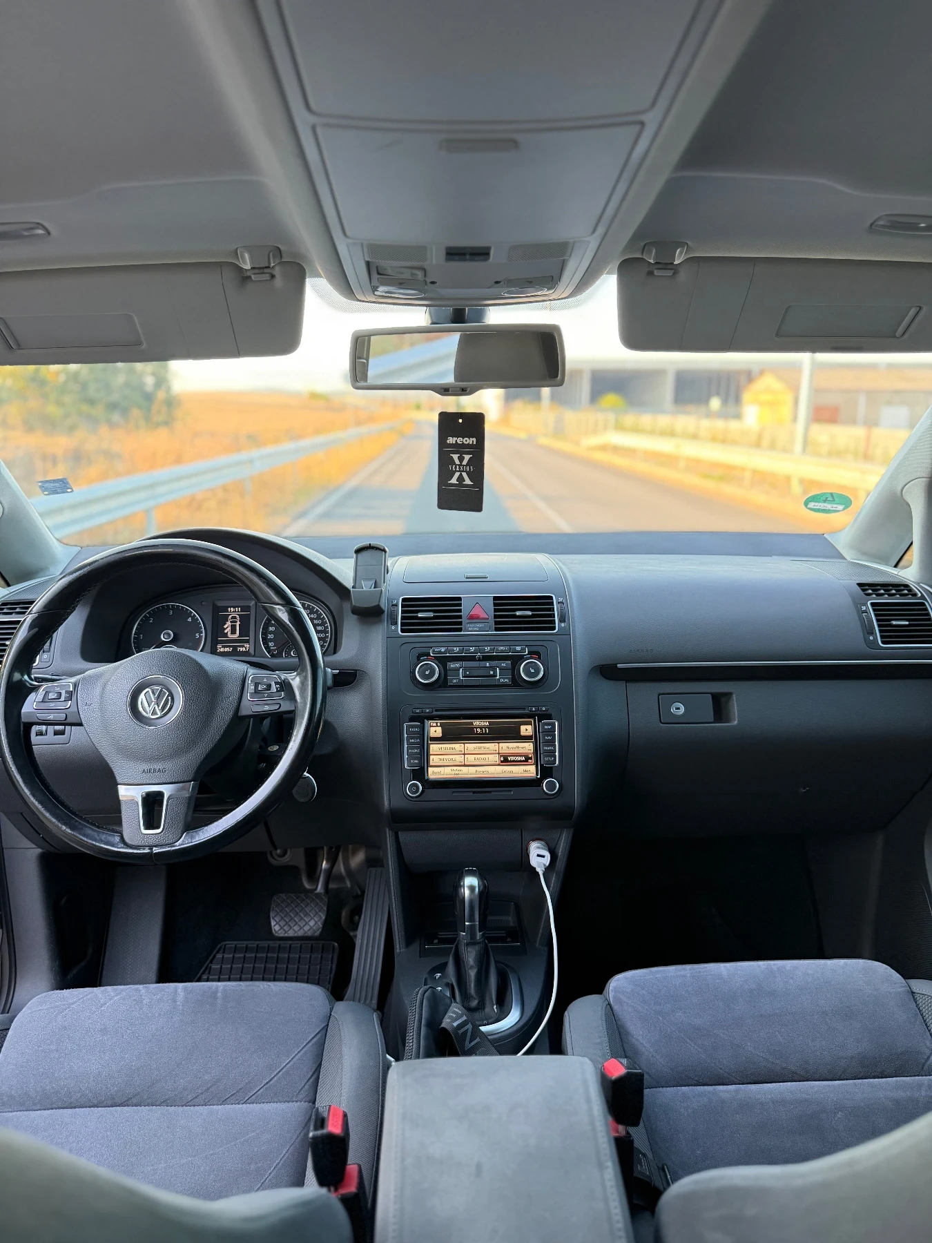 VW Touran 2.0 TDI, снимка 11 - Автомобили и джипове - 55667682