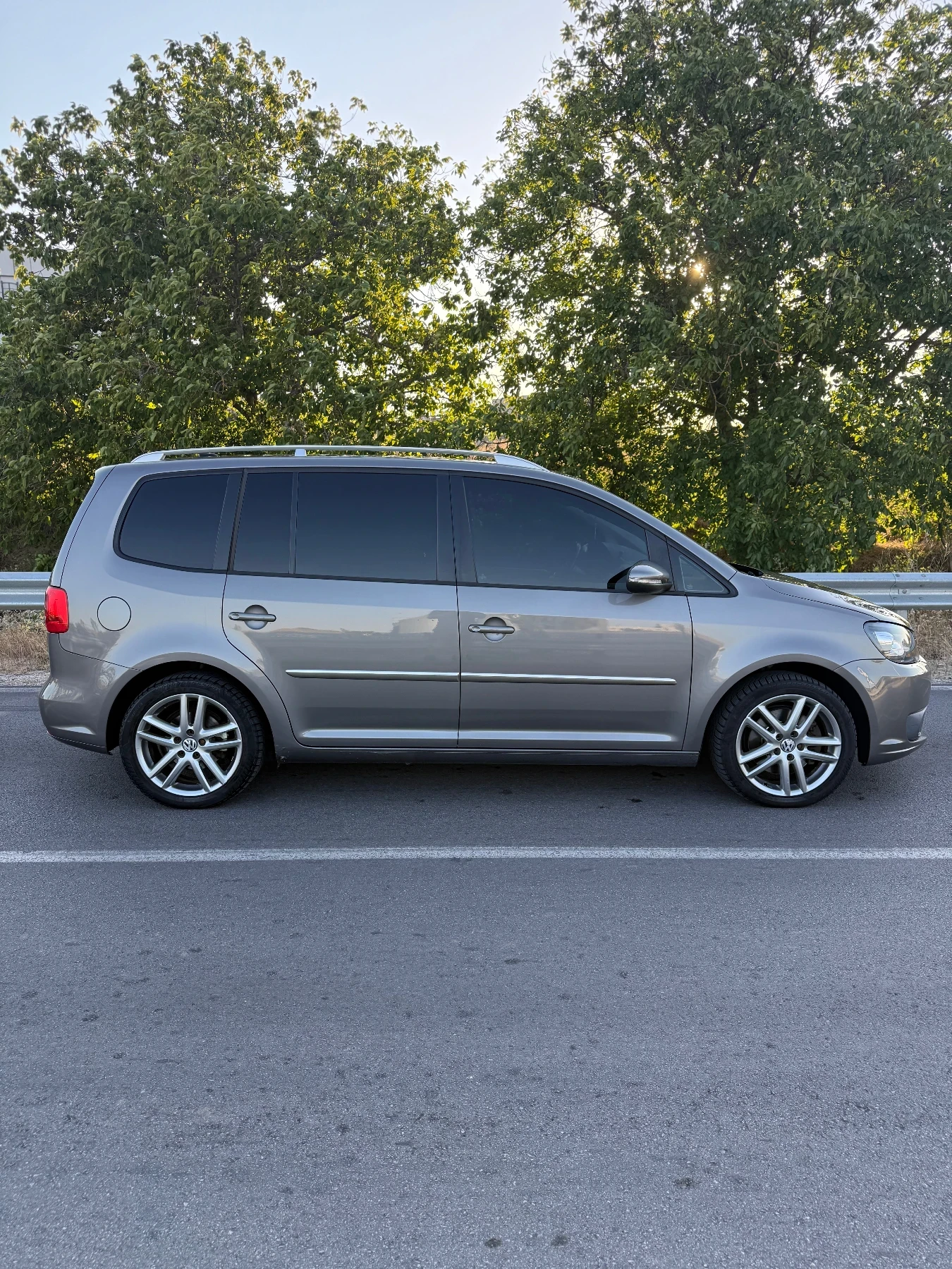 VW Touran 2.0 TDI, снимка 9 - Автомобили и джипове - 55667682