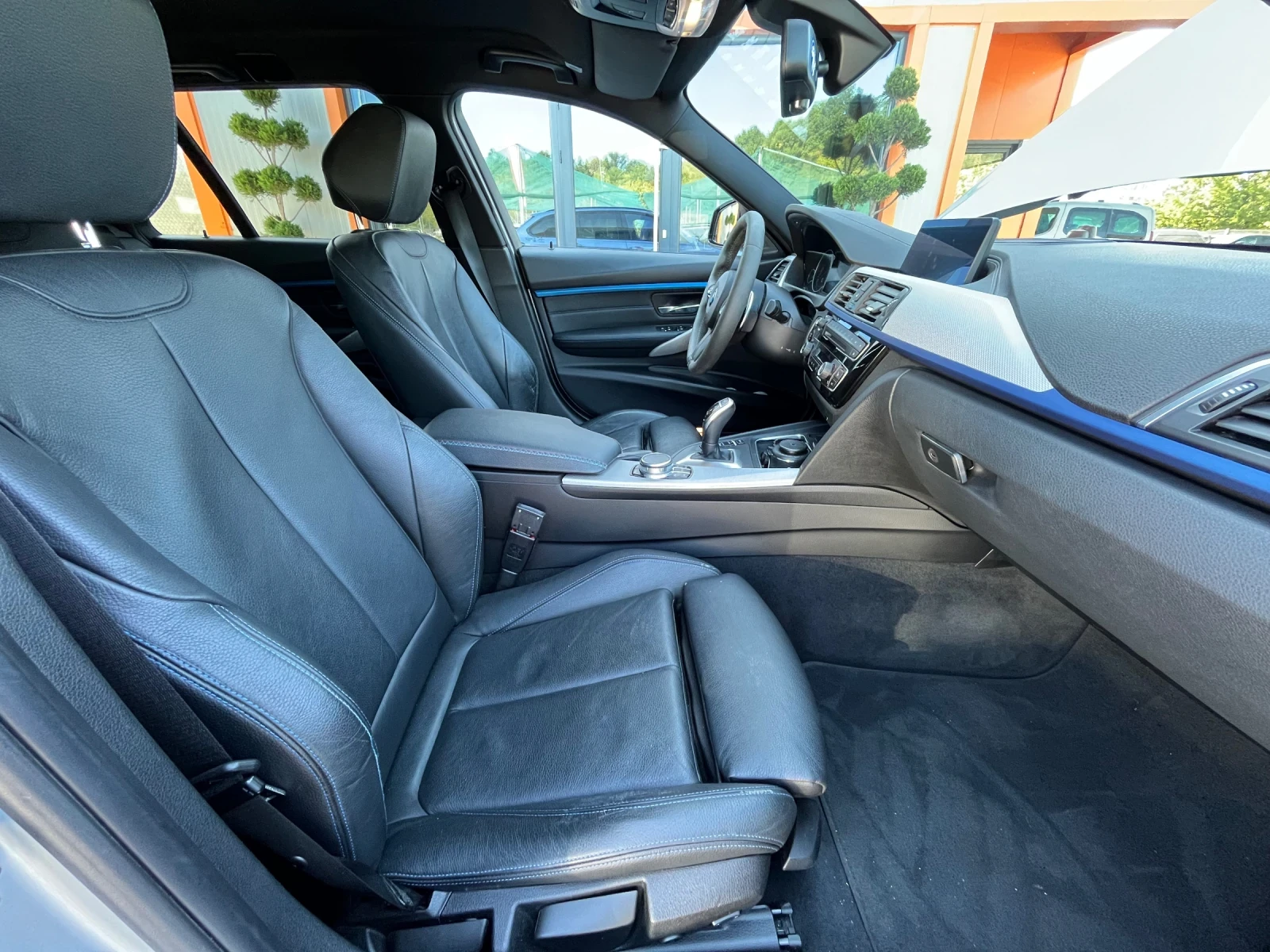 BMW 335 XDrive M-Performance, снимка 10 - Автомобили и джипове - 55979646