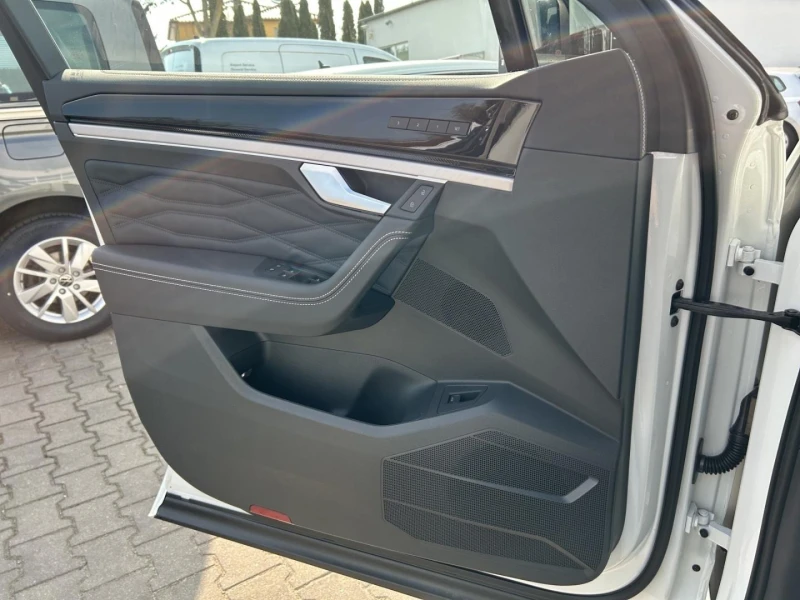 VW Touareg 3.0TDI* 4M* R-LINE* PANO* MEMORY* DISTR* HEAD-UP* , снимка 8 - Автомобили и джипове - 52707543