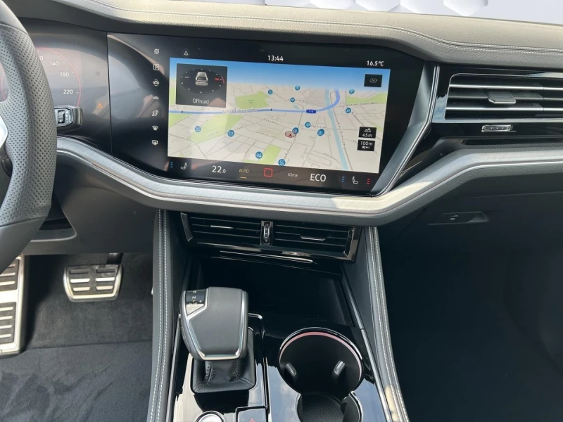 VW Touareg 3.0TDI* 4M* R-LINE* PANO* MEMORY* DISTR* HEAD-UP* , снимка 13 - Автомобили и джипове - 52707543