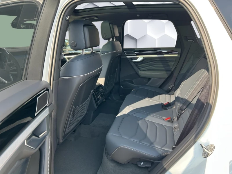 VW Touareg 3.0TDI* 4M* R-LINE* PANO* MEMORY* DISTR* HEAD-UP* , снимка 16 - Автомобили и джипове - 52707543