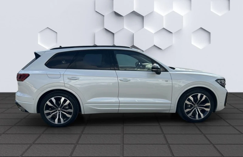 VW Touareg 3.0TDI* 4M* R-LINE* PANO* MEMORY* DISTR* HEAD-UP* , снимка 4 - Автомобили и джипове - 52707543