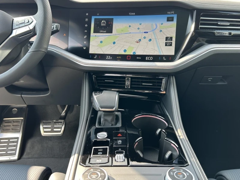 VW Touareg 3.0TDI* 4M* R-LINE* PANO* MEMORY* DISTR* HEAD-UP* , снимка 14 - Автомобили и джипове - 52707543