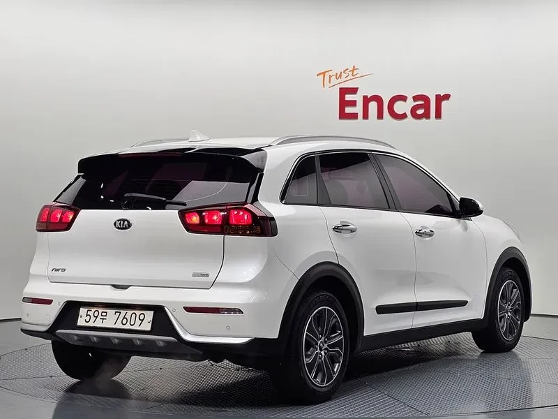 Kia Niro Luxury, снимка 2 - Автомобили и джипове - 56354643