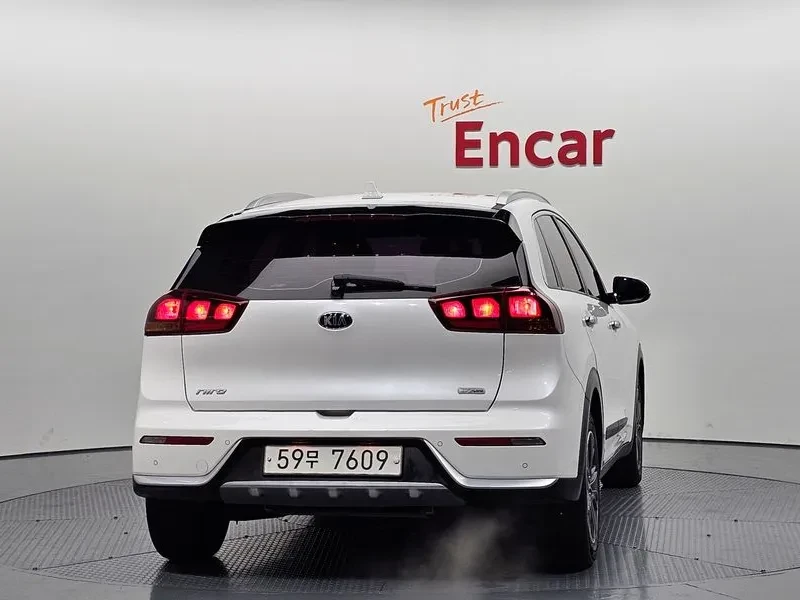 Kia Niro Luxury, снимка 4 - Автомобили и джипове - 56354643