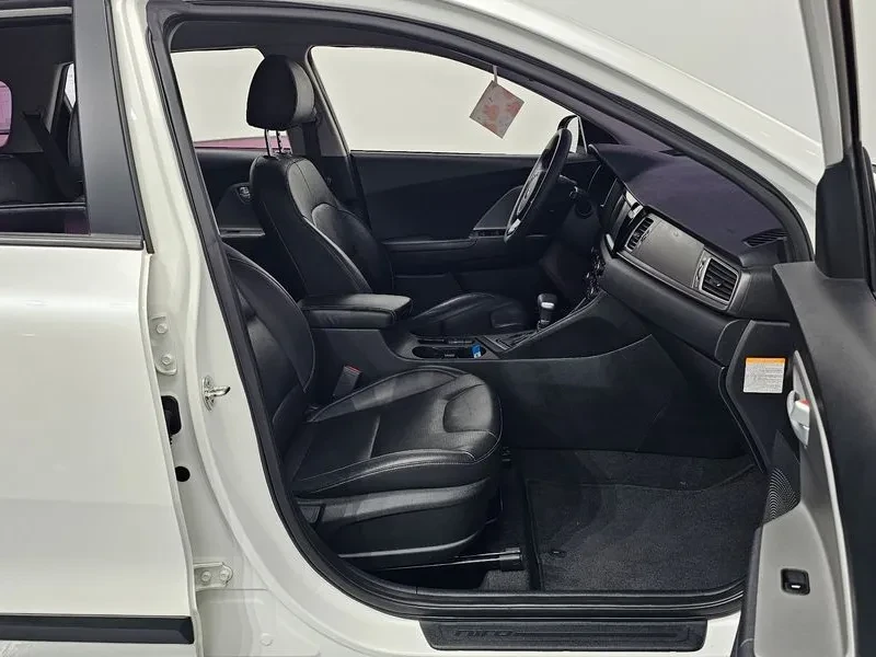 Kia Niro Luxury, снимка 11 - Автомобили и джипове - 56354643