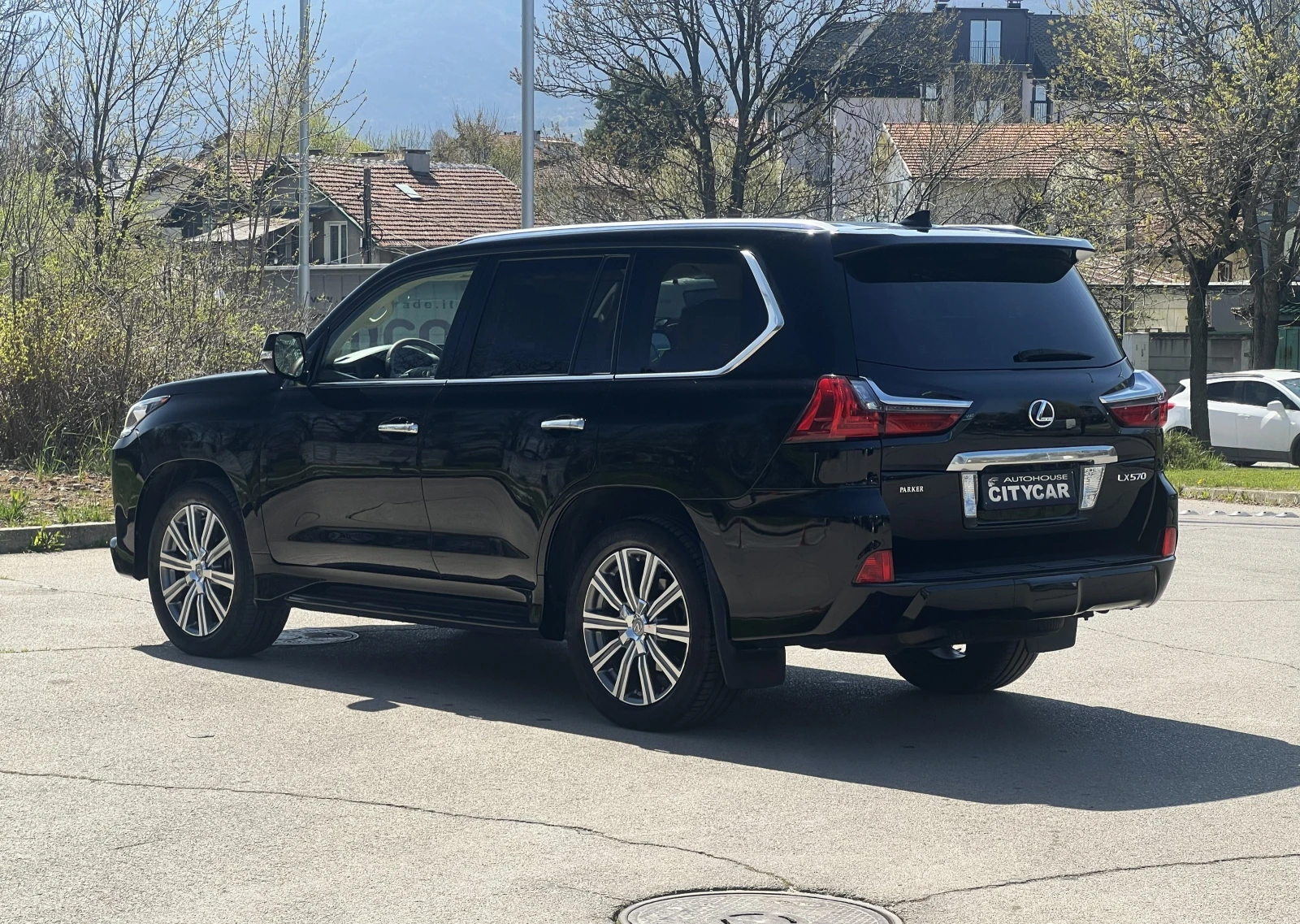 Lexus LX 570 V8/LUXURY/7-МЕСТЕН/360/PANO/TV/, снимка 4 - Автомобили и джипове - 54227173