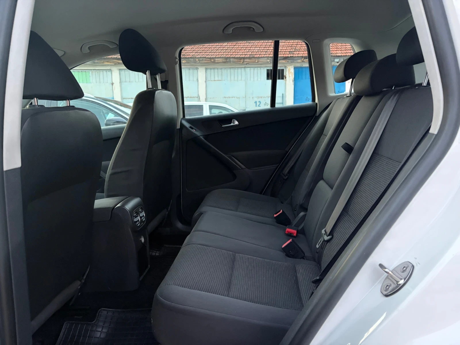 VW Tiguan 2.0 TDI, снимка 9 - Автомобили и джипове - 55001806