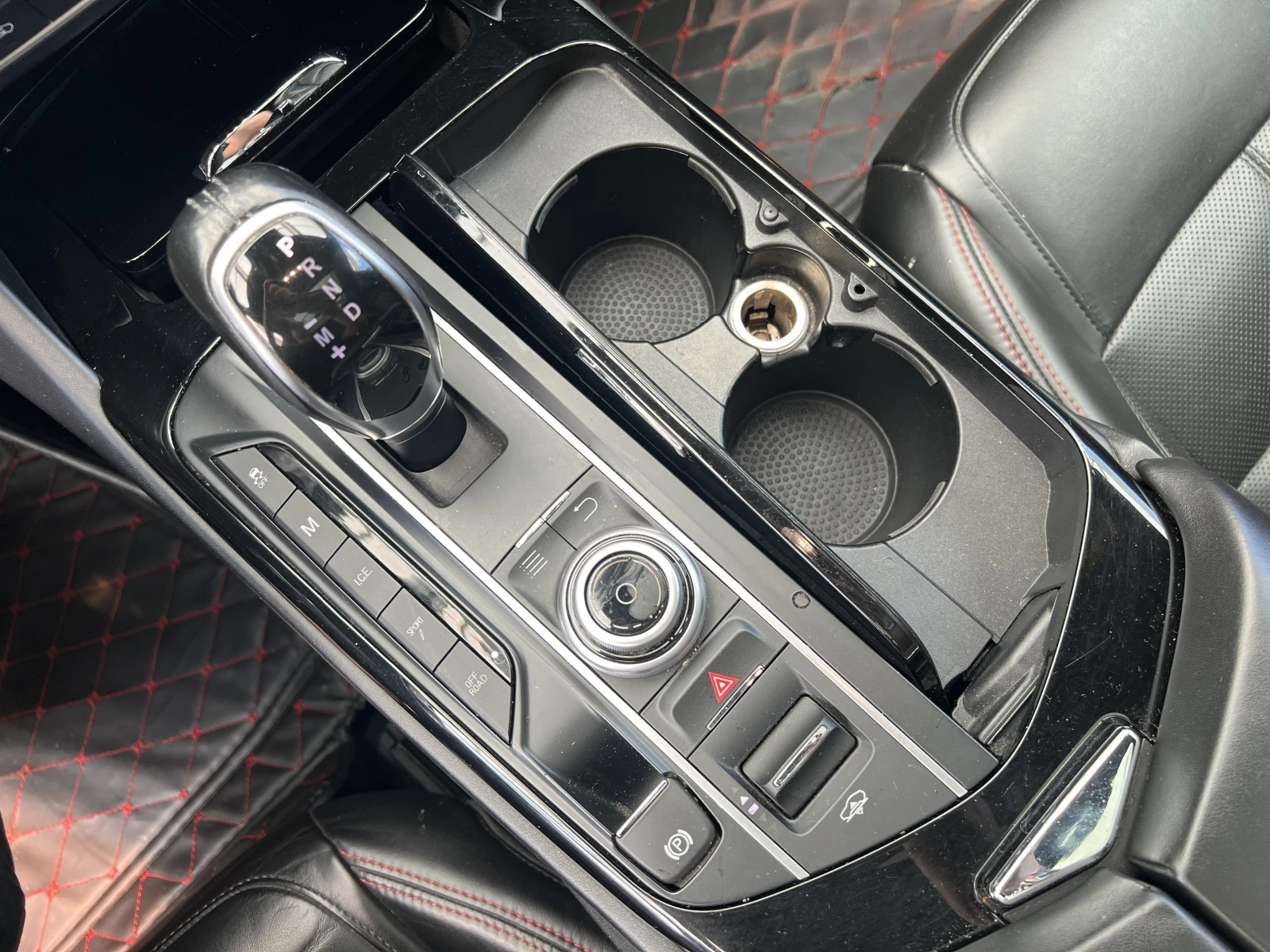 Maserati Levante V6 / AWD / HARMAN-KARDON / BI-XENON / PANO, снимка 15 - Автомобили и джипове - 54996817