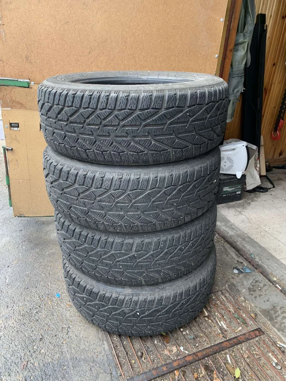 Гуми Зимни 225/60R17