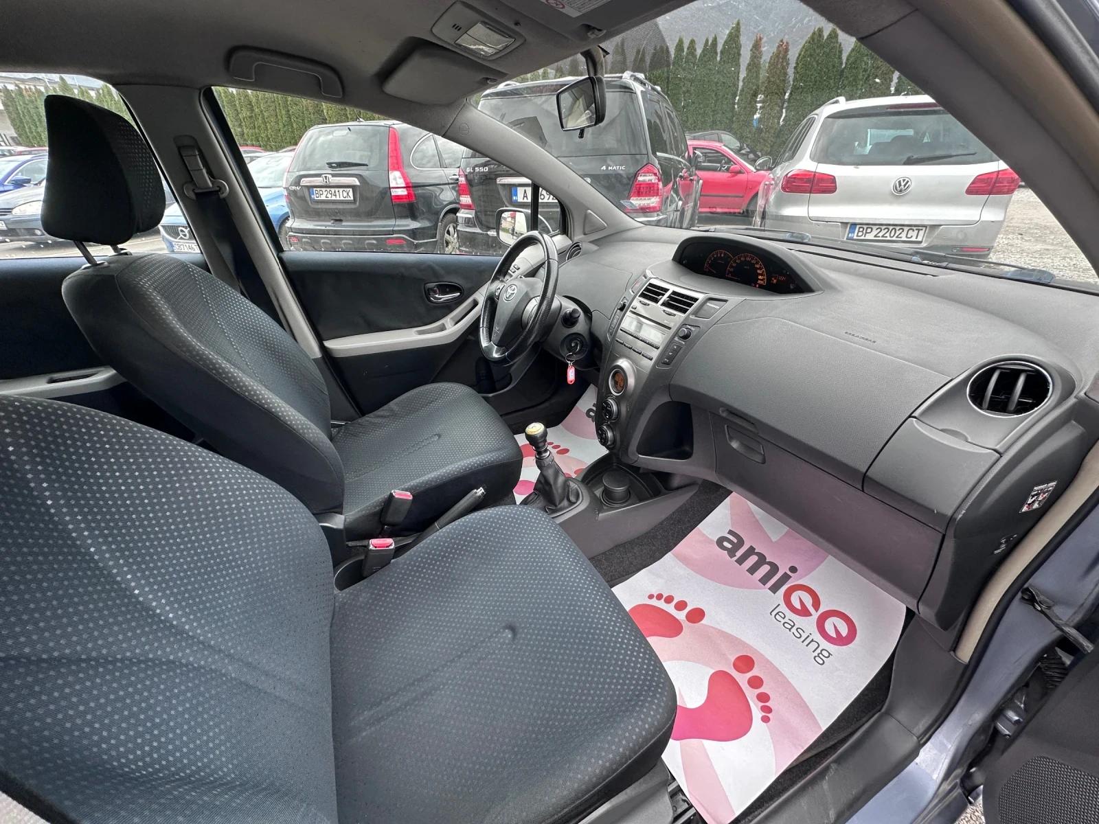 Toyota Yaris 1.3i - КЛИМАТРОНИК - изображение 10