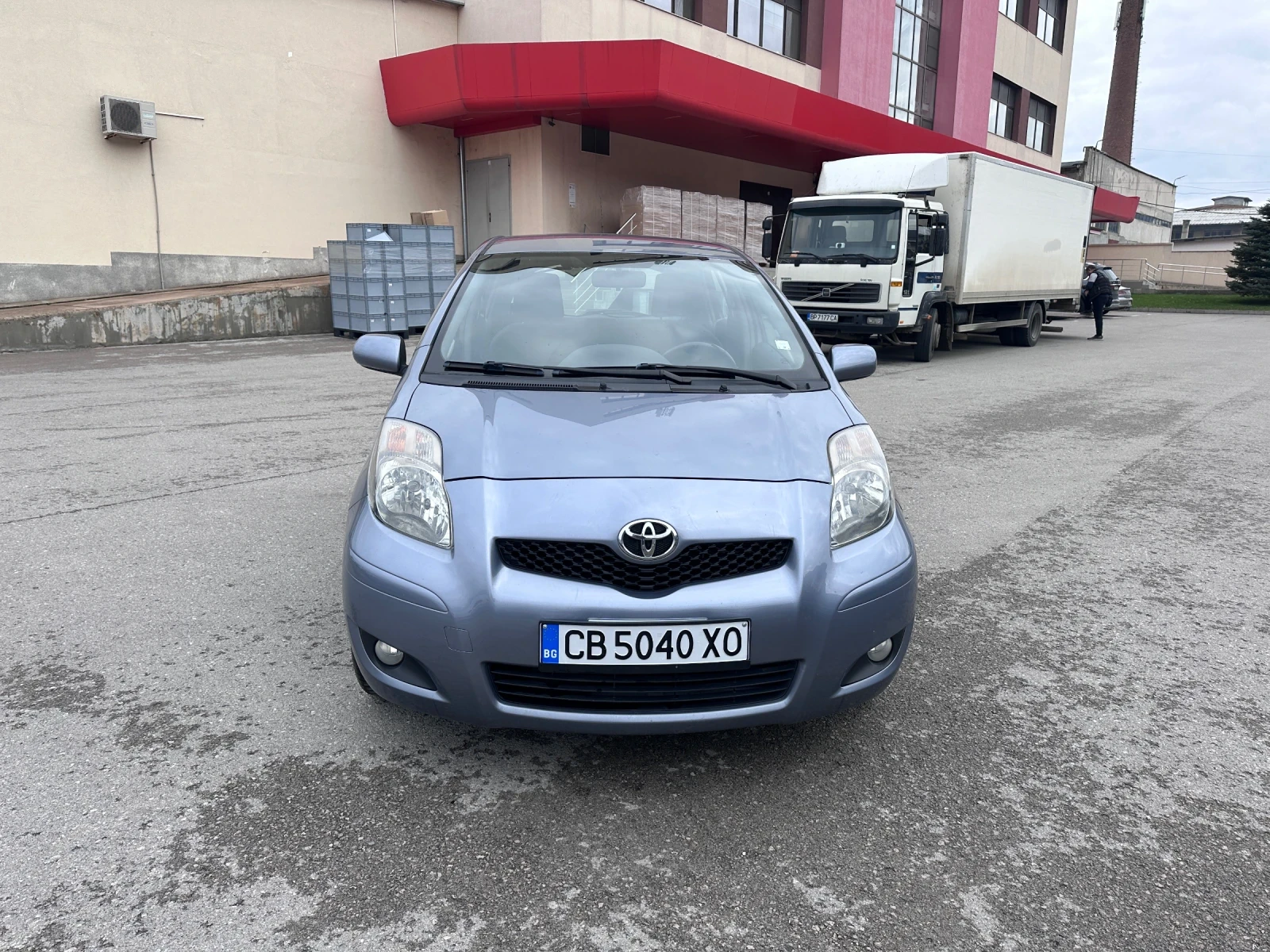 Toyota Yaris 1.3i - КЛИМАТРОНИК - изображение 2