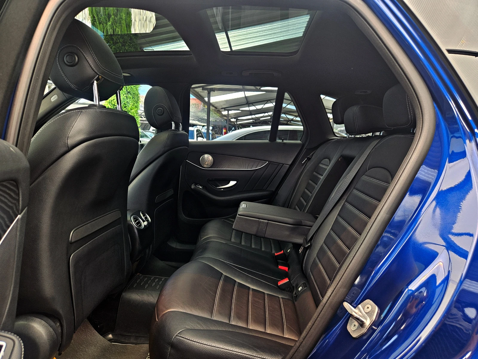 Mercedes-Benz GLC 220 AMG/FACE/DIGIATL/PANO/DISTR/CAMERA/ПОДГРЕВ/ОБДУХ/L, снимка 16 - Автомобили и джипове - 54993402