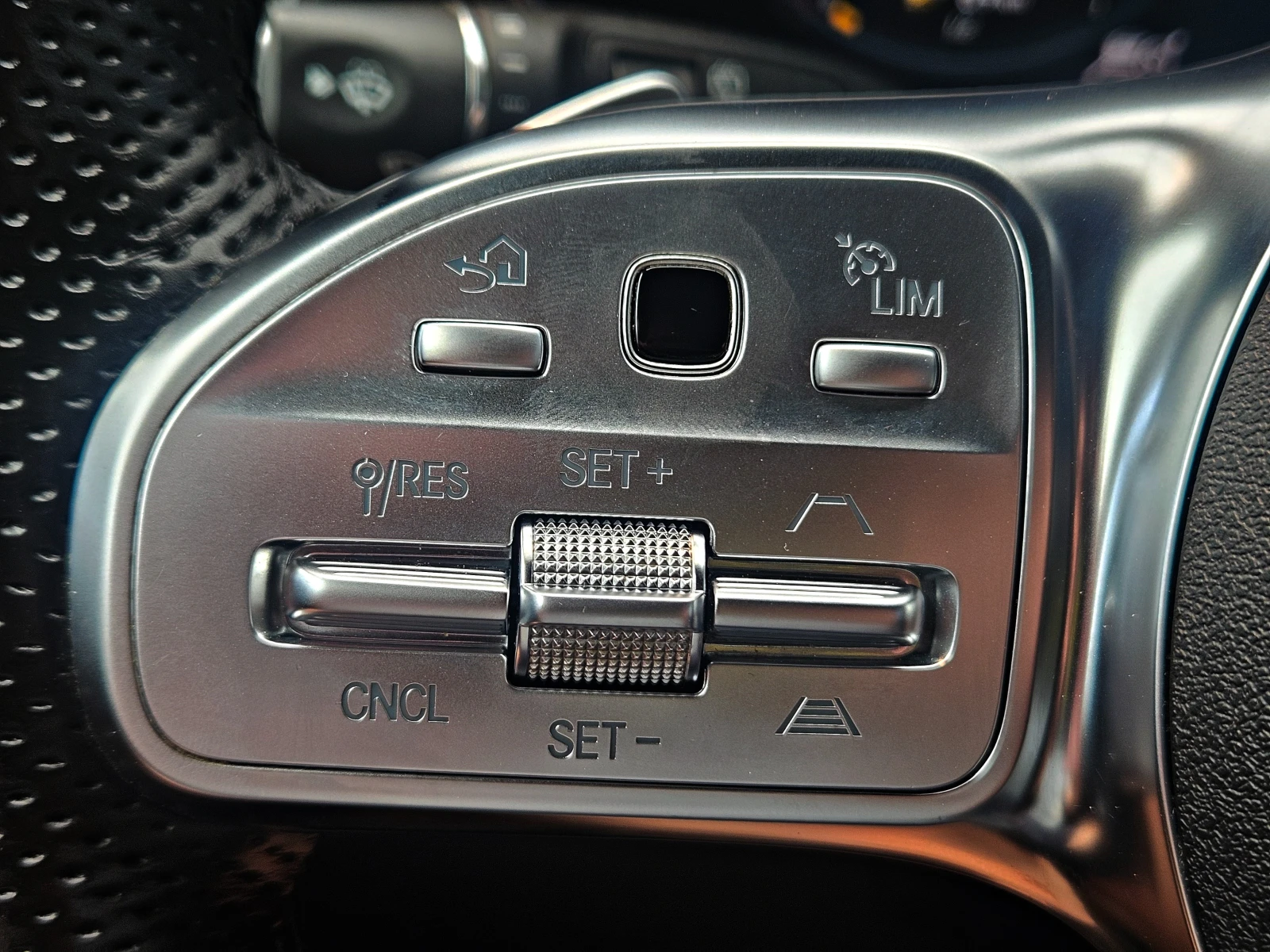 Mercedes-Benz GLC 220 AMG/FACE/DIGIATL/PANO/DISTR/CAMERA/ПОДГРЕВ/ОБДУХ/L, снимка 11 - Автомобили и джипове - 54993402
