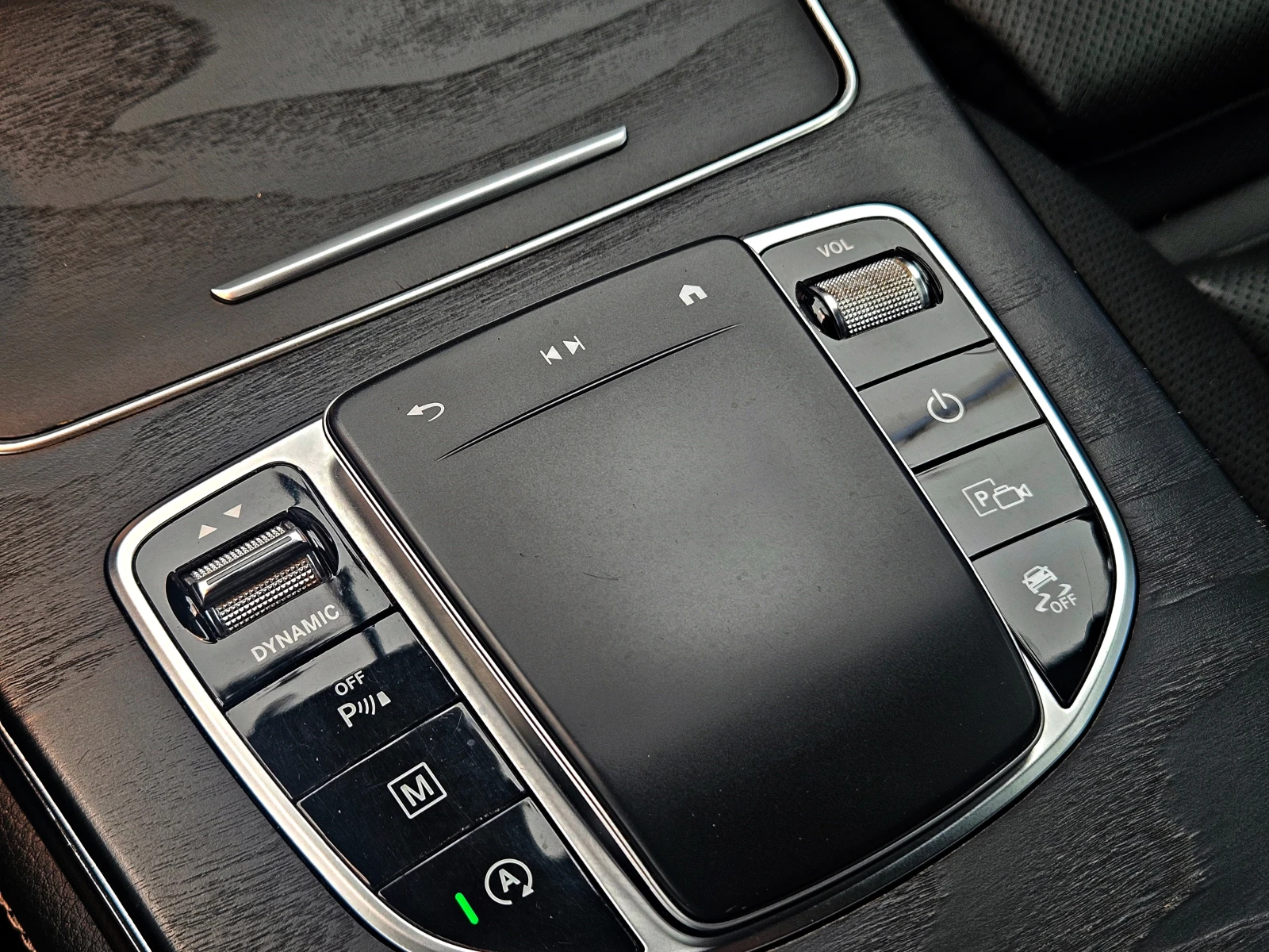 Mercedes-Benz GLC 220 AMG/FACE/DIGIATL/PANO/DISTR/CAMERA/ПОДГРЕВ/ОБДУХ/L, снимка 12 - Автомобили и джипове - 54993402