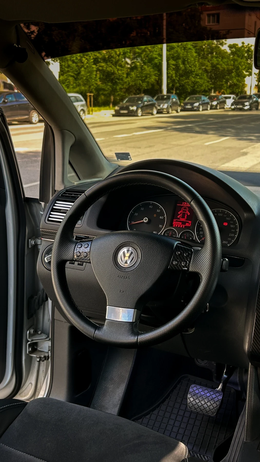 VW Touran, снимка 11 - Автомобили и джипове - 55005691