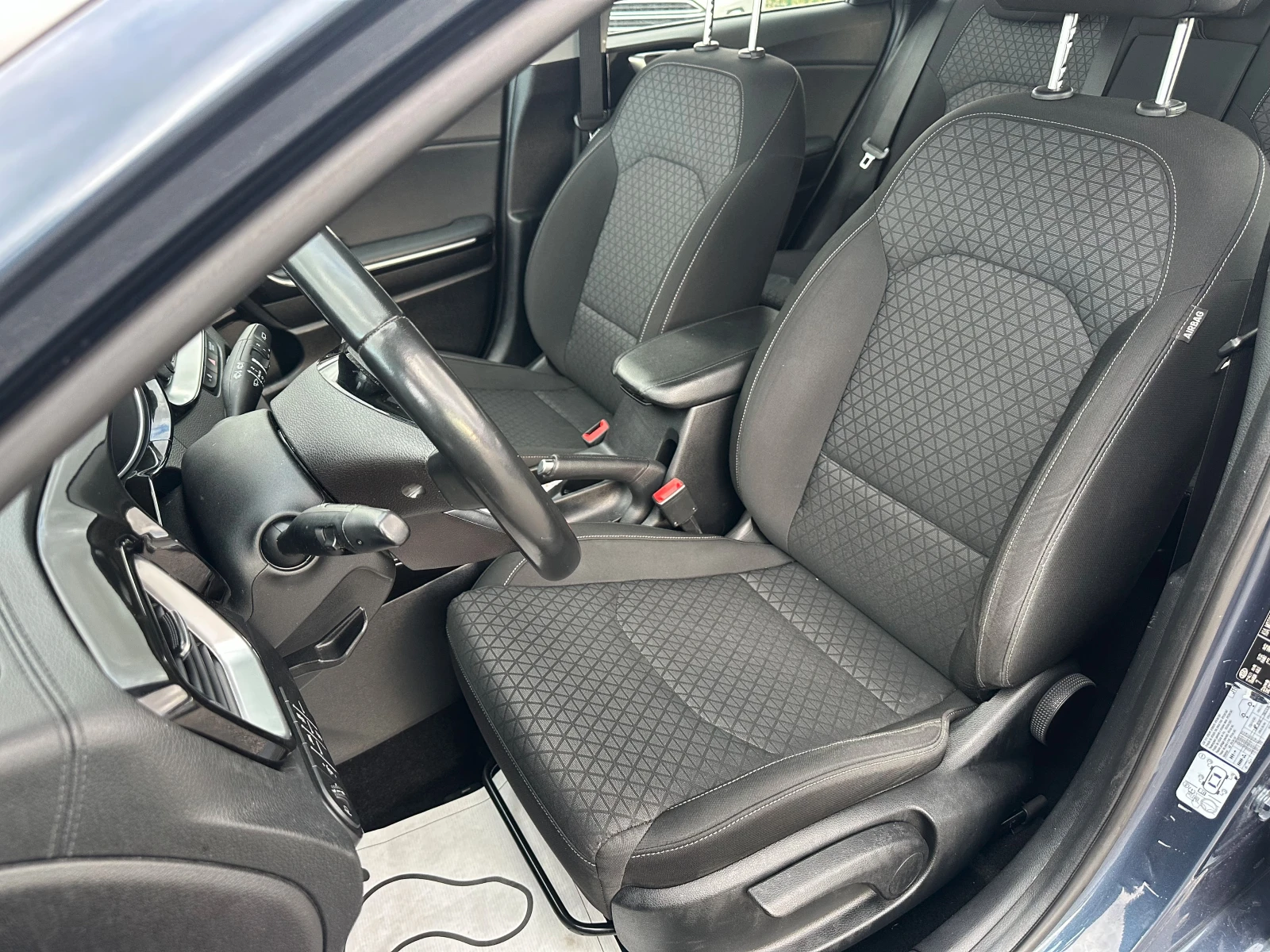 Kia Ceed 1.6CRDi, снимка 11 - Автомобили и джипове - 56681881
