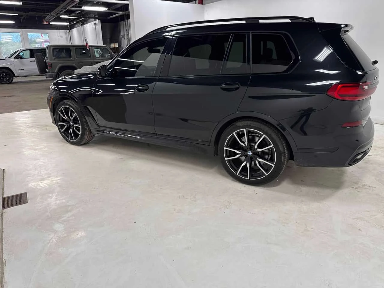 BMW X7 | DISTRONIC | ЛАЗЕРИ | ВЪЗДУХ | HUD | МАСАЖИ | , снимка 2 - Автомобили и джипове - 54458435