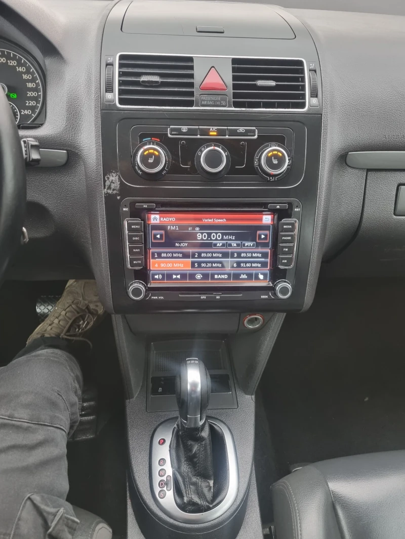 VW Touran 7 местен Автомат!, снимка 16 - Автомобили и джипове - 52558192