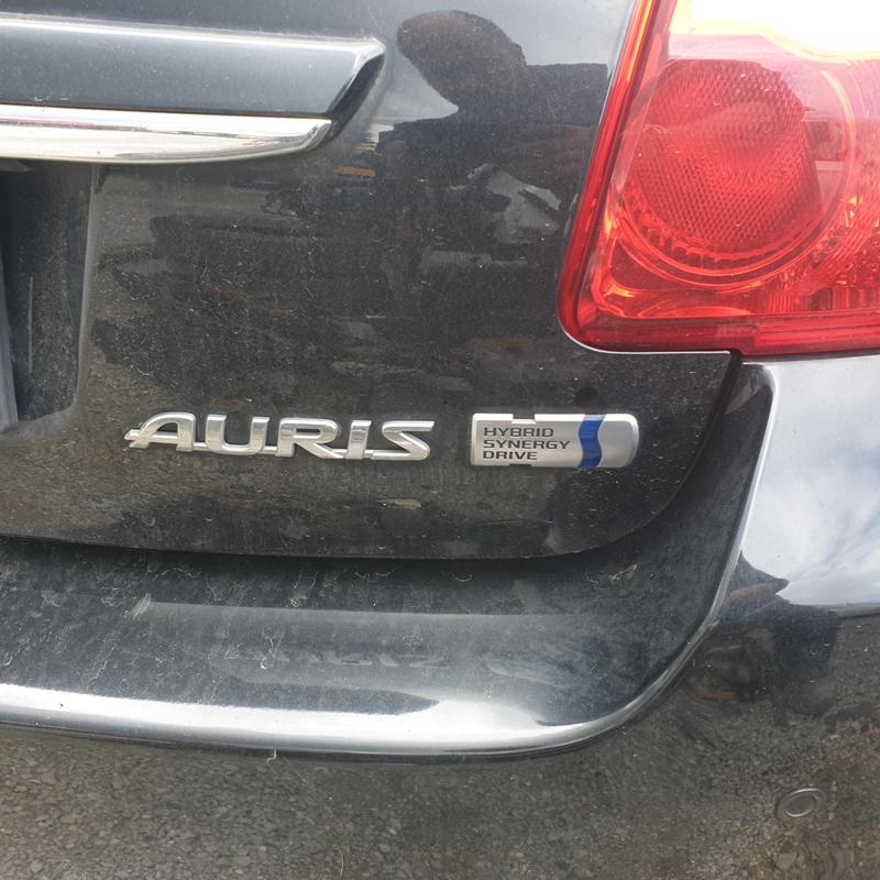 Toyota Auris 1.8 хибрид
