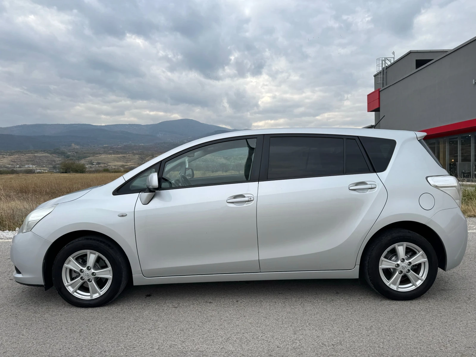 Toyota Verso 2.0 D-4D / KEYLESS / CAMERA / PODGREV / PARKTRONIC | Mobile.bg — изображение 3