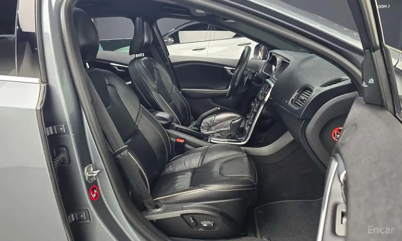 Volvo V40 * D4 * ФИНАНСИРАНЕ, снимка 10 - Автомобили и джипове - 56341589