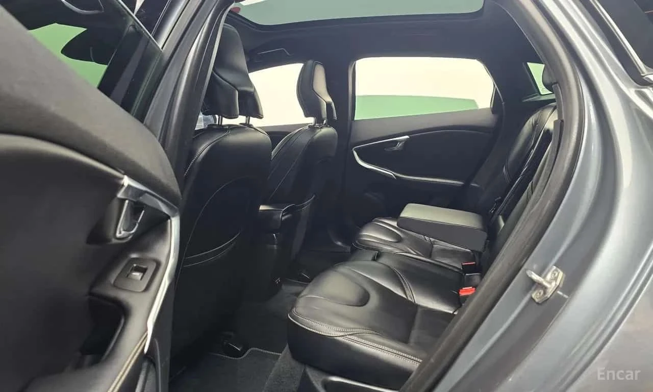 Volvo V40 * D4 * ФИНАНСИРАНЕ, снимка 12 - Автомобили и джипове - 56341589
