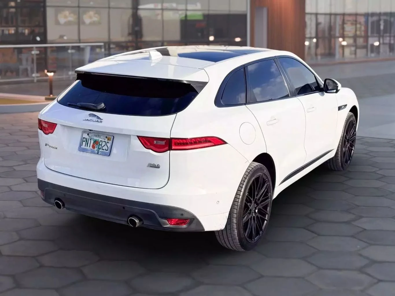 Jaguar F-PACE * R Sport Supercharged V6* * ЦЕНА ДО БГ* (CARFAX) - изображение 4