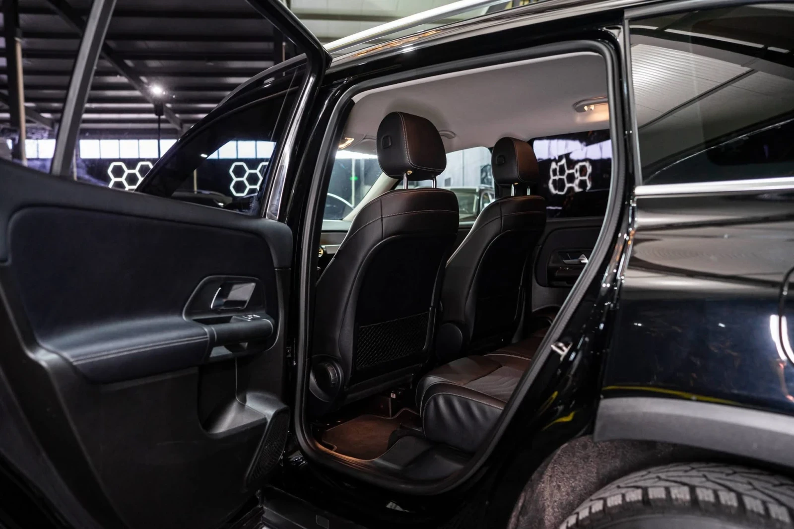 Mercedes-Benz GLB 250D FULL AMG LINE LED 360 ЛИЗИНГ 100%, снимка 14 - Автомобили и джипове - 54109774