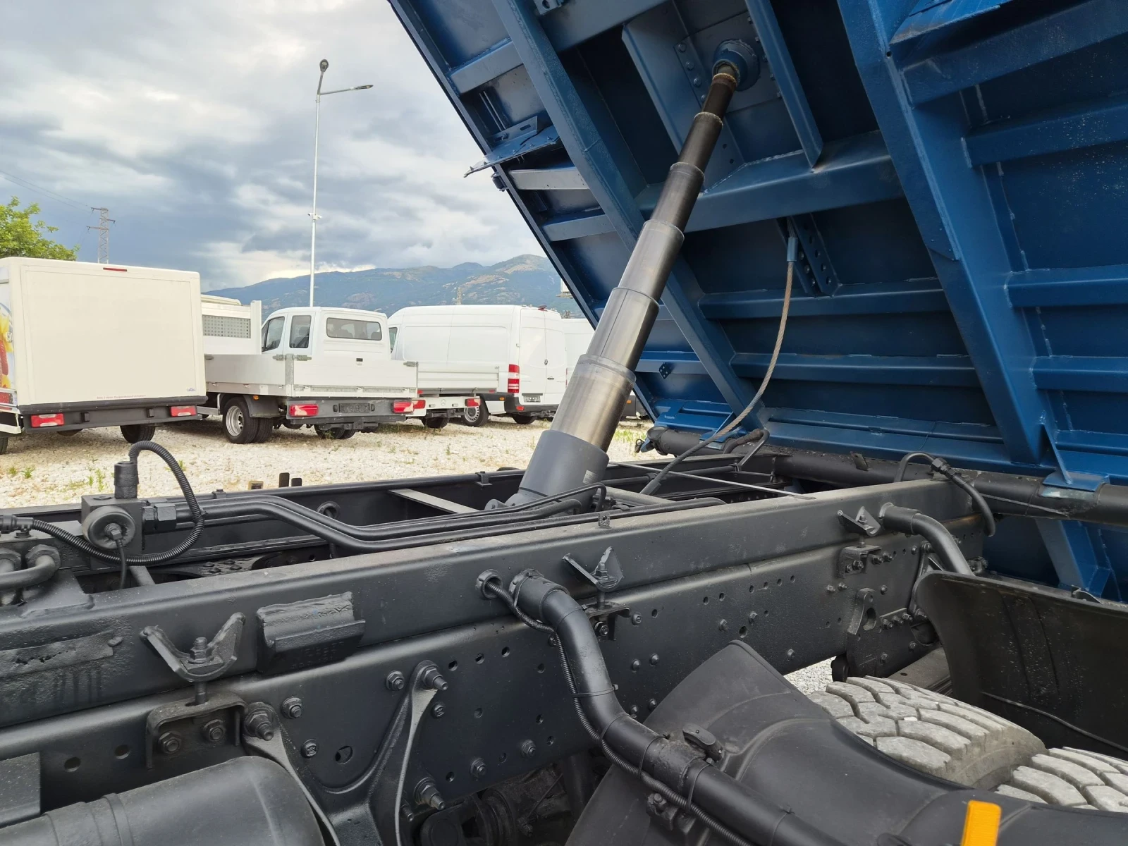 Mercedes-Benz Actros 1850 * V8 * 4 x 4 * ATLAS 155.1 * Самосвал с Кран, снимка 11 - Камиони - 55251815