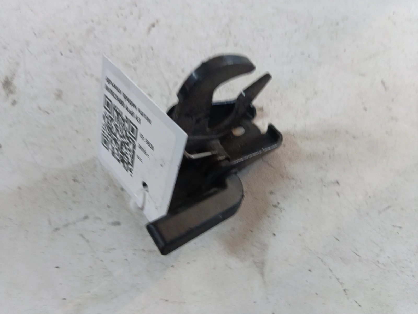 дръжка преден капак 8V0823480 Audi A3