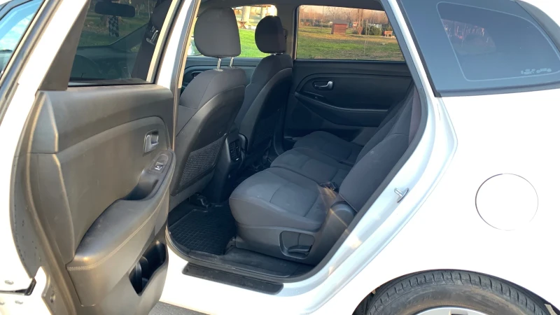 Kia Carens 1.6 , снимка 10 - Автомобили и джипове - 52860572